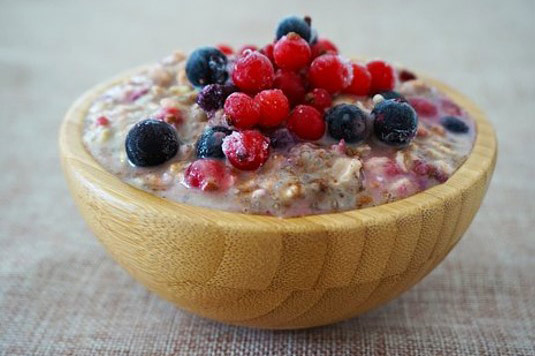 Gesunde Ernährung 3 Porridge mit Beeren